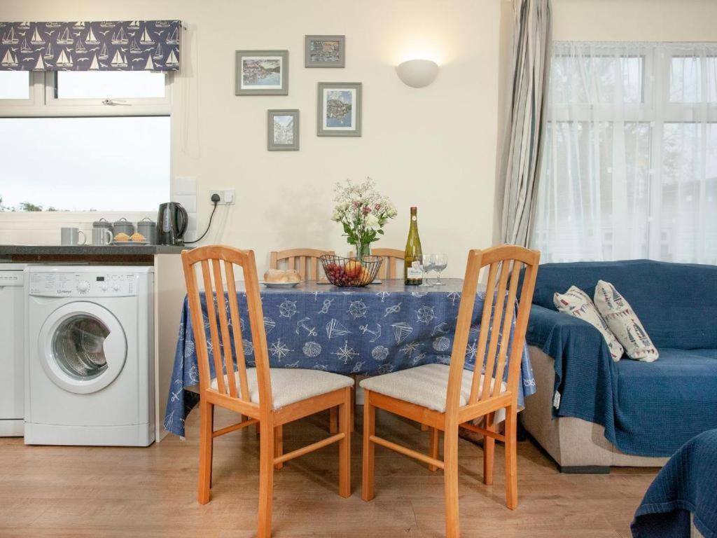Sunnydaze-Detached Chalet With 2 Bedrooms And 2 Bathrooms And Private Parking Outside Door Dartmouth Kültér fotó